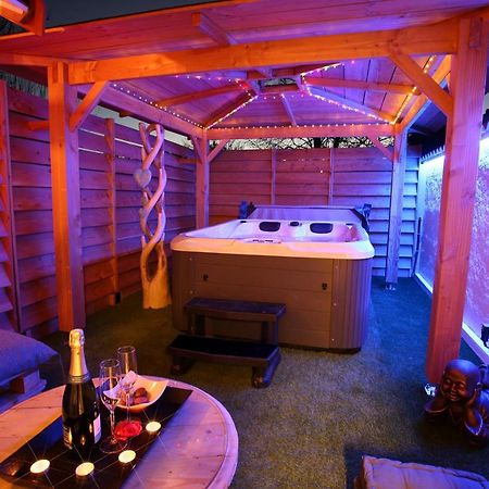 Lovina Chambre De Charme Avec Jaccuzi Velaux Extérieur photo