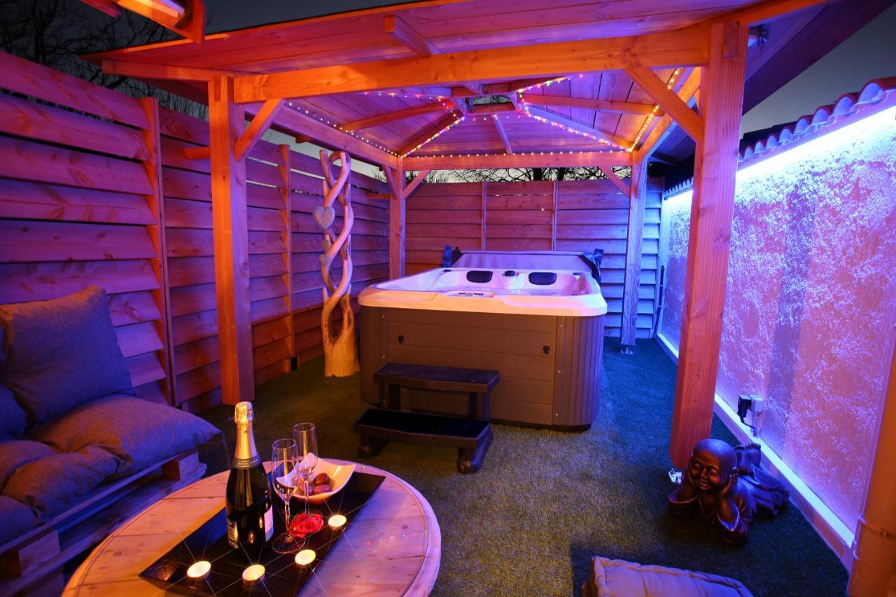 Lovina Chambre De Charme Avec Jaccuzi Velaux Extérieur photo