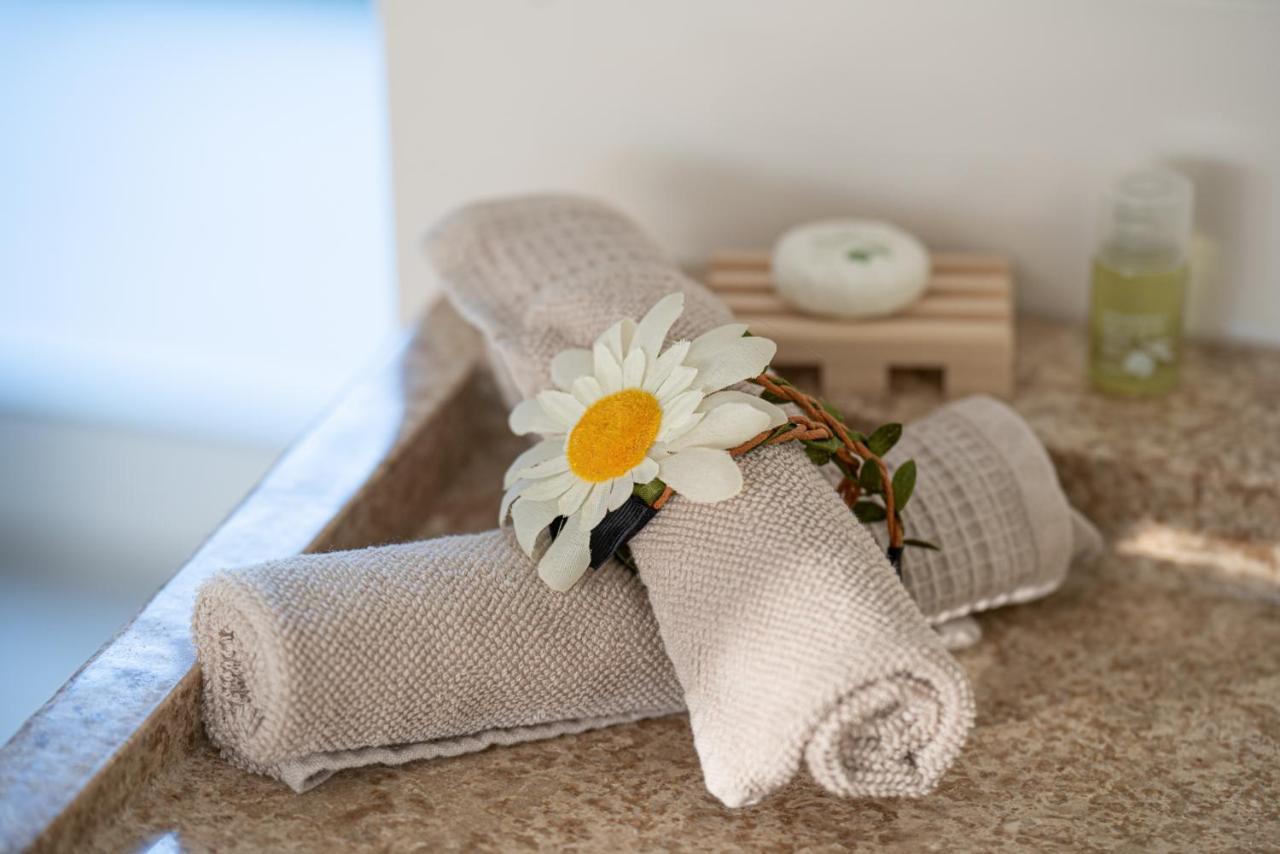 Lovina Chambre De Charme Avec Jaccuzi Velaux Extérieur photo