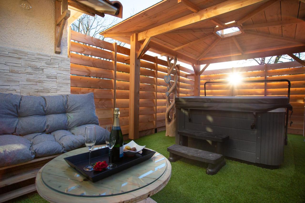 Lovina Chambre De Charme Avec Jaccuzi Velaux Extérieur photo